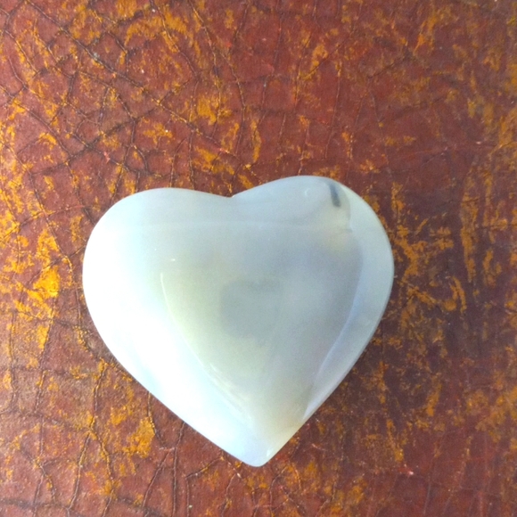 Blue orca agate crystal heart.  66g. 2.1"x2.4"x.59". - Picture 2 of 6